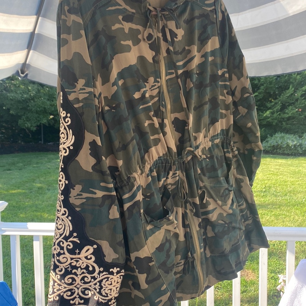 CAMO HOODED ZIP MED